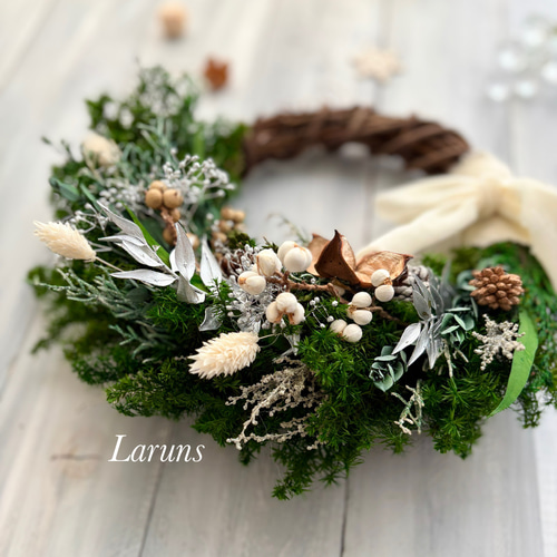 玄関に飾って楽しむクリスマスリース ナチュラルカラーの木の実と銀の