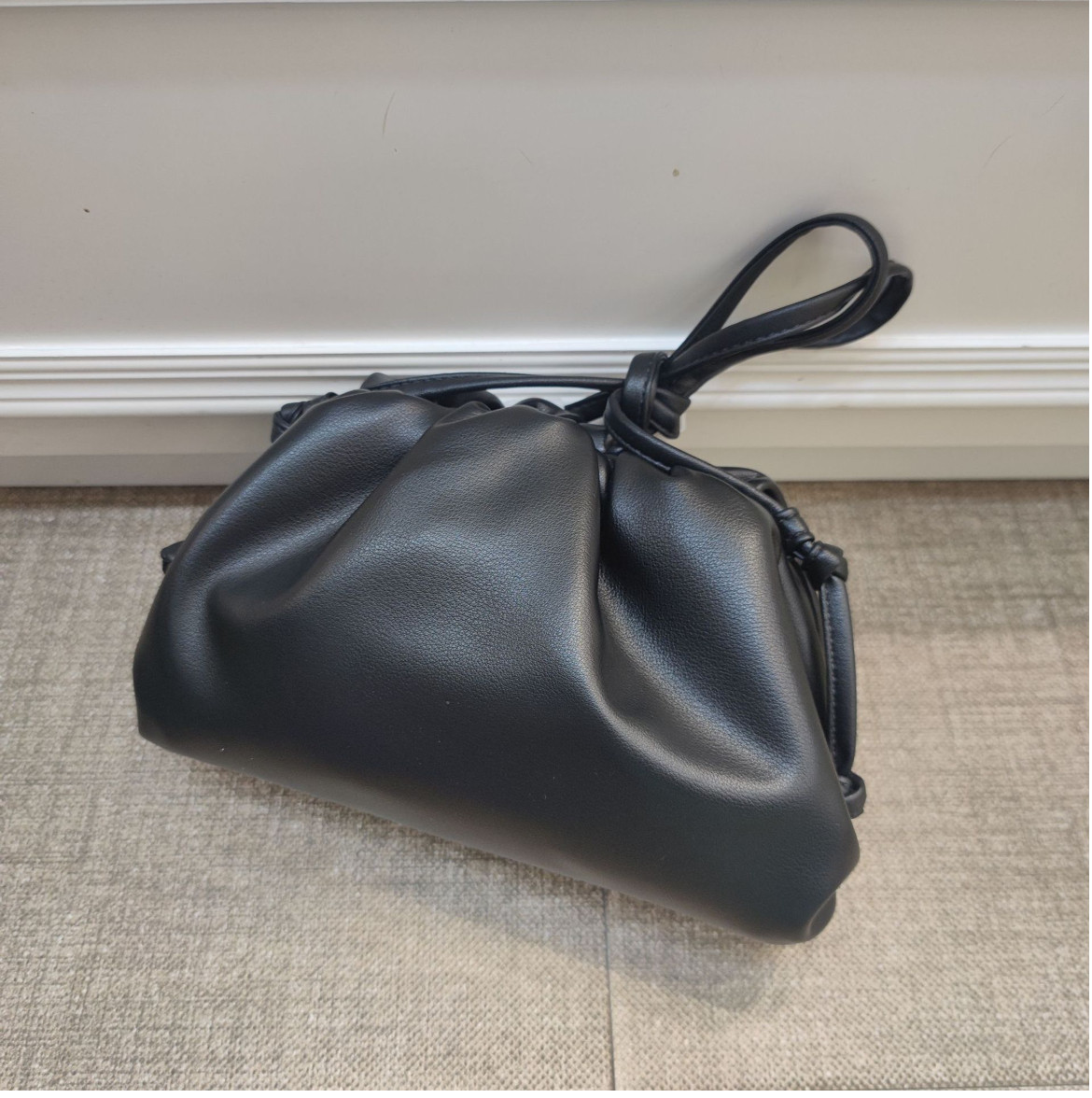 雲のようにやわらかい本革クラウドバッグ（小）｜2025秋新作 レザー ギャザー ミニショルダー・ハンドバッグ ブラック