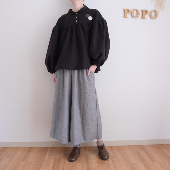 這款黑色法蘭絨小襯衫，領口和袖口都經過精心設計，非常適合秋冬季節穿著。 第4張的照片