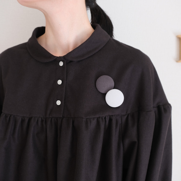 這款黑色法蘭絨小襯衫，領口和袖口都經過精心設計，非常適合秋冬季節穿著。 第6張的照片