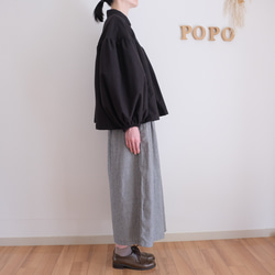 這款黑色法蘭絨小襯衫，領口和袖口都經過精心設計，非常適合秋冬季節穿著。 第12張的照片