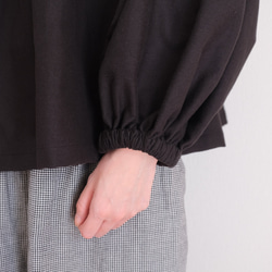 這款黑色法蘭絨小襯衫，領口和袖口都經過精心設計，非常適合秋冬季節穿著。 第9張的照片