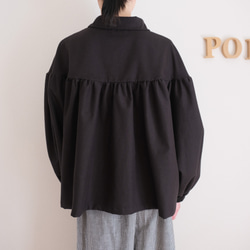 這款黑色法蘭絨小襯衫，領口和袖口都經過精心設計，非常適合秋冬季節穿著。 第5張的照片