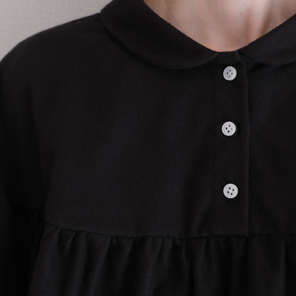 這款黑色法蘭絨小襯衫，領口和袖口都經過精心設計，非常適合秋冬季節穿著。 第7張的照片