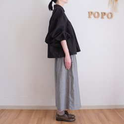 這款黑色法蘭絨小襯衫，領口和袖口都經過精心設計，非常適合秋冬季節穿著。 第11張的照片