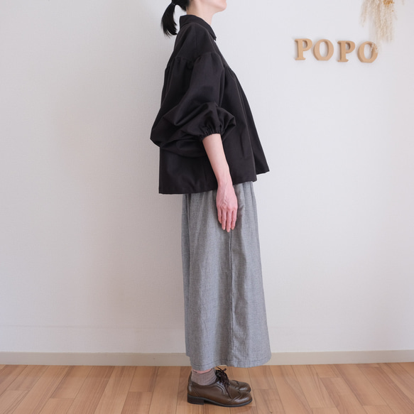 這款黑色法蘭絨小襯衫，領口和袖口都經過精心設計，非常適合秋冬季節穿著。 第11張的照片