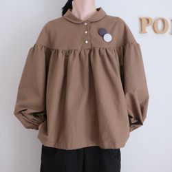 非常適合秋冬季節。小領，褶皺襯衫。法蘭絨布料，摩卡色。 第4張的照片