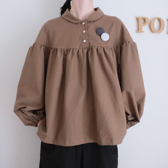 非常適合秋冬季節。小領，褶皺襯衫。法蘭絨布料，摩卡色。 第4張的照片