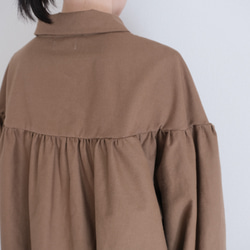 非常適合秋冬季節。小領，褶皺襯衫。法蘭絨布料，摩卡色。 第11張的照片