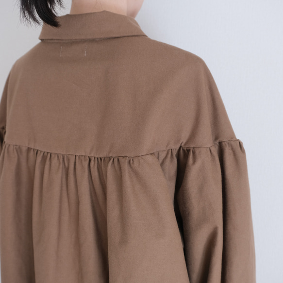 非常適合秋冬季節。小領，褶皺襯衫。法蘭絨布料，摩卡色。 第11張的照片