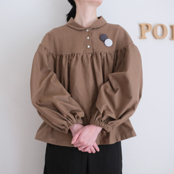 非常適合秋冬季節。小領，褶皺襯衫。法蘭絨布料，摩卡色。 第1張的照片