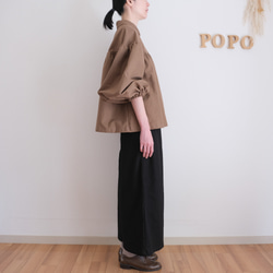 非常適合秋冬季節。小領，褶皺襯衫。法蘭絨布料，摩卡色。 第8張的照片