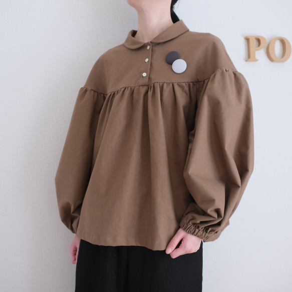 非常適合秋冬季節。小領，褶皺襯衫。法蘭絨布料，摩卡色。 第2張的照片