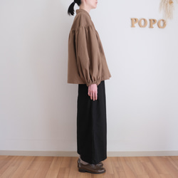 非常適合秋冬季節。小領，褶皺襯衫。法蘭絨布料，摩卡色。 第6張的照片