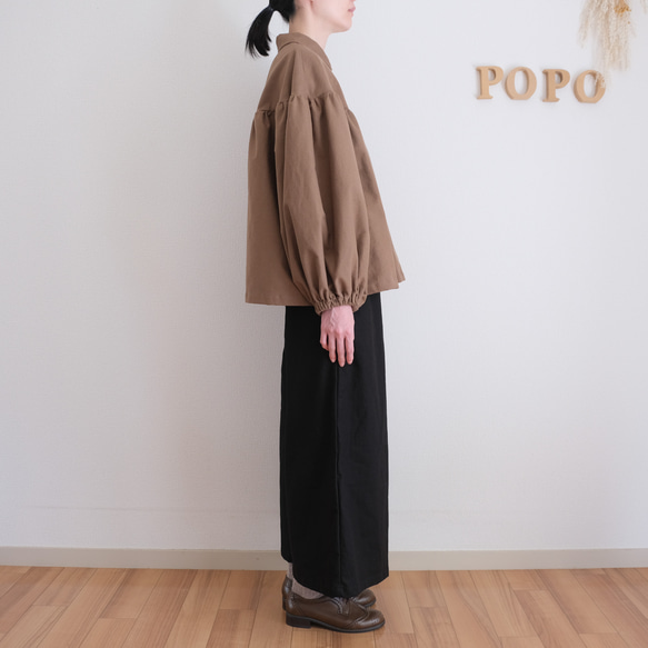 非常適合秋冬季節。小領，褶皺襯衫。法蘭絨布料，摩卡色。 第6張的照片