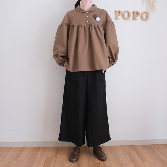 非常適合秋冬季節。小領，褶皺襯衫。法蘭絨布料，摩卡色。 第5張的照片