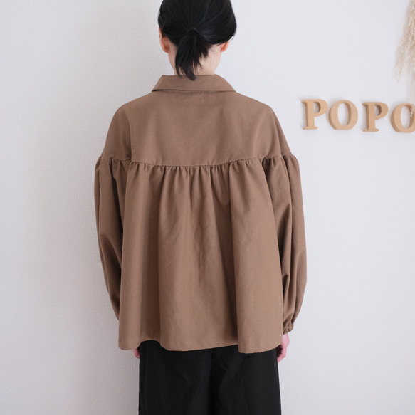 非常適合秋冬季節。小領，褶皺襯衫。法蘭絨布料，摩卡色。 第10張的照片