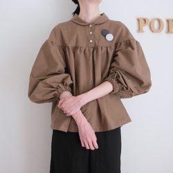 非常適合秋冬季節。小領，褶皺襯衫。法蘭絨布料，摩卡色。 第3張的照片