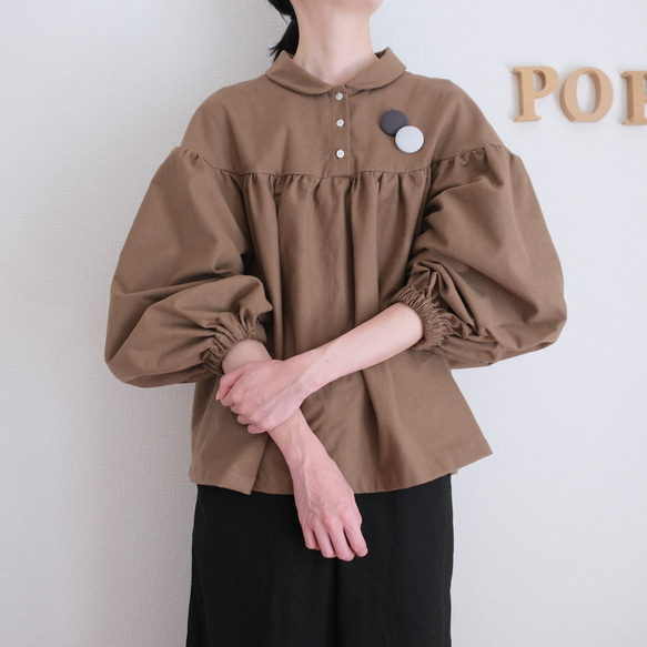 非常適合秋冬季節。小領，褶皺襯衫。法蘭絨布料，摩卡色。 第3張的照片