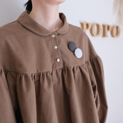 非常適合秋冬季節。小領，褶皺襯衫。法蘭絨布料，摩卡色。 第9張的照片