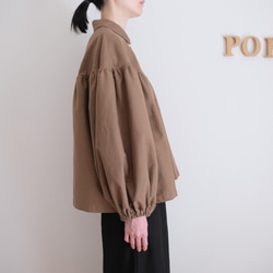 非常適合秋冬季節。小領，褶皺襯衫。法蘭絨布料，摩卡色。 第7張的照片