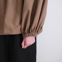 非常適合秋冬季節。小領，褶皺襯衫。法蘭絨布料，摩卡色。 第12張的照片