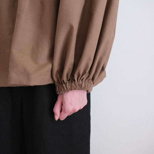 非常適合秋冬季節。小領，褶皺襯衫。法蘭絨布料，摩卡色。 第12張的照片