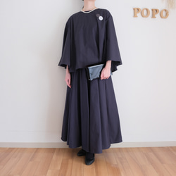 這款套裝非常適合日常穿著或畢業/入學典禮等場合。可機洗，內含一件無領喇叭袖襯衫和一條圓裙。款式優雅，顯身材。 第3張的照片