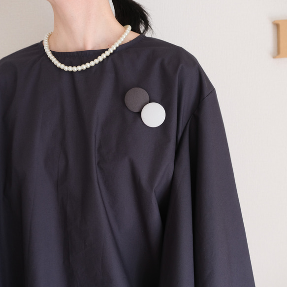 這款套裝非常適合日常穿著或畢業/入學典禮等場合。可機洗，內含一件無領喇叭袖襯衫和一條圓裙。款式優雅，顯身材。 第11張的照片