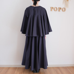 這款套裝非常適合日常穿著或畢業/入學典禮等場合。可機洗，內含一件無領喇叭袖襯衫和一條圓裙。款式優雅，顯身材。 第5張的照片