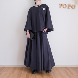 這款套裝非常適合日常穿著或畢業/入學典禮等場合。可機洗，內含一件無領喇叭袖襯衫和一條圓裙。款式優雅，顯身材。 第2張的照片