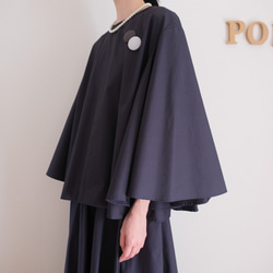 這款套裝非常適合日常穿著或畢業/入學典禮等場合。可機洗，內含一件無領喇叭袖襯衫和一條圓裙。款式優雅，顯身材。 第7張的照片