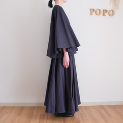 這款套裝非常適合日常穿著或畢業/入學典禮等場合。可機洗，內含一件無領喇叭袖襯衫和一條圓裙。款式優雅，顯身材。 第4張的照片