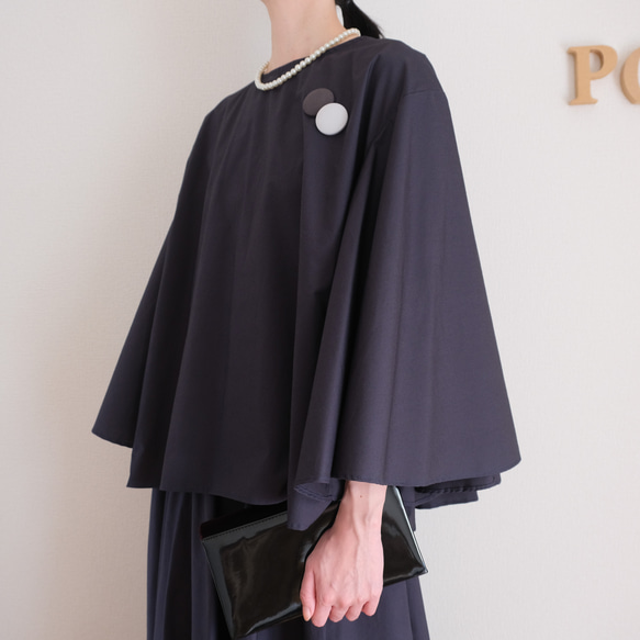 這款套裝非常適合日常穿著或畢業/入學典禮等場合。可機洗，內含一件無領喇叭袖襯衫和一條圓裙。款式優雅，顯身材。 第10張的照片