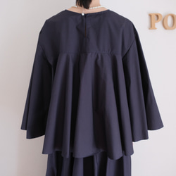 這款套裝非常適合日常穿著或畢業/入學典禮等場合。可機洗，內含一件無領喇叭袖襯衫和一條圓裙。款式優雅，顯身材。 第6張的照片