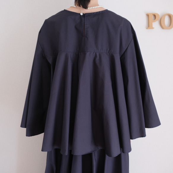 這款套裝非常適合日常穿著或畢業/入學典禮等場合。可機洗，內含一件無領喇叭袖襯衫和一條圓裙。款式優雅，顯身材。 第6張的照片