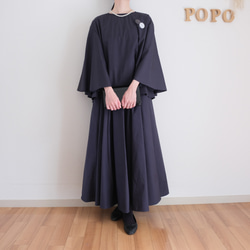 這款套裝非常適合日常穿著或畢業/入學典禮等場合。可機洗，內含一件無領喇叭袖襯衫和一條圓裙。款式優雅，顯身材。 第1張的照片