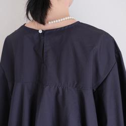 這款套裝非常適合日常穿著或畢業/入學典禮等場合。可機洗，內含一件無領喇叭袖襯衫和一條圓裙。款式優雅，顯身材。 第12張的照片