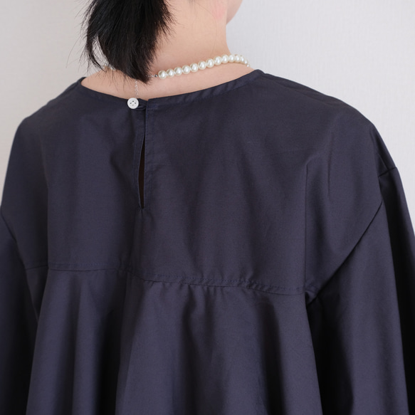 這款套裝非常適合日常穿著或畢業/入學典禮等場合。可機洗，內含一件無領喇叭袖襯衫和一條圓裙。款式優雅，顯身材。 第12張的照片