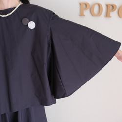 這款套裝非常適合日常穿著或畢業/入學典禮等場合。可機洗，內含一件無領喇叭袖襯衫和一條圓裙。款式優雅，顯身材。 第8張的照片