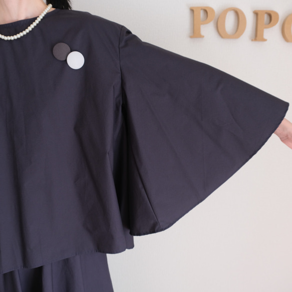 這款套裝非常適合日常穿著或畢業/入學典禮等場合。可機洗，內含一件無領喇叭袖襯衫和一條圓裙。款式優雅，顯身材。 第8張的照片