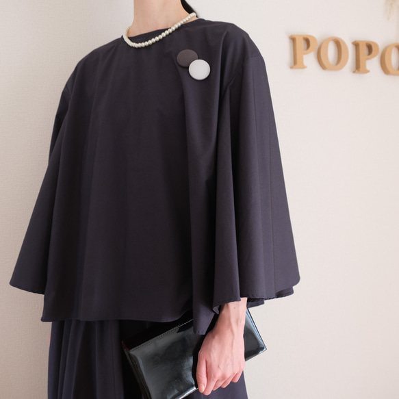 這款套裝非常適合日常穿著或畢業/入學典禮等場合。可機洗，內含一件無領喇叭袖襯衫和一條圓裙。款式優雅，顯身材。 第9張的照片