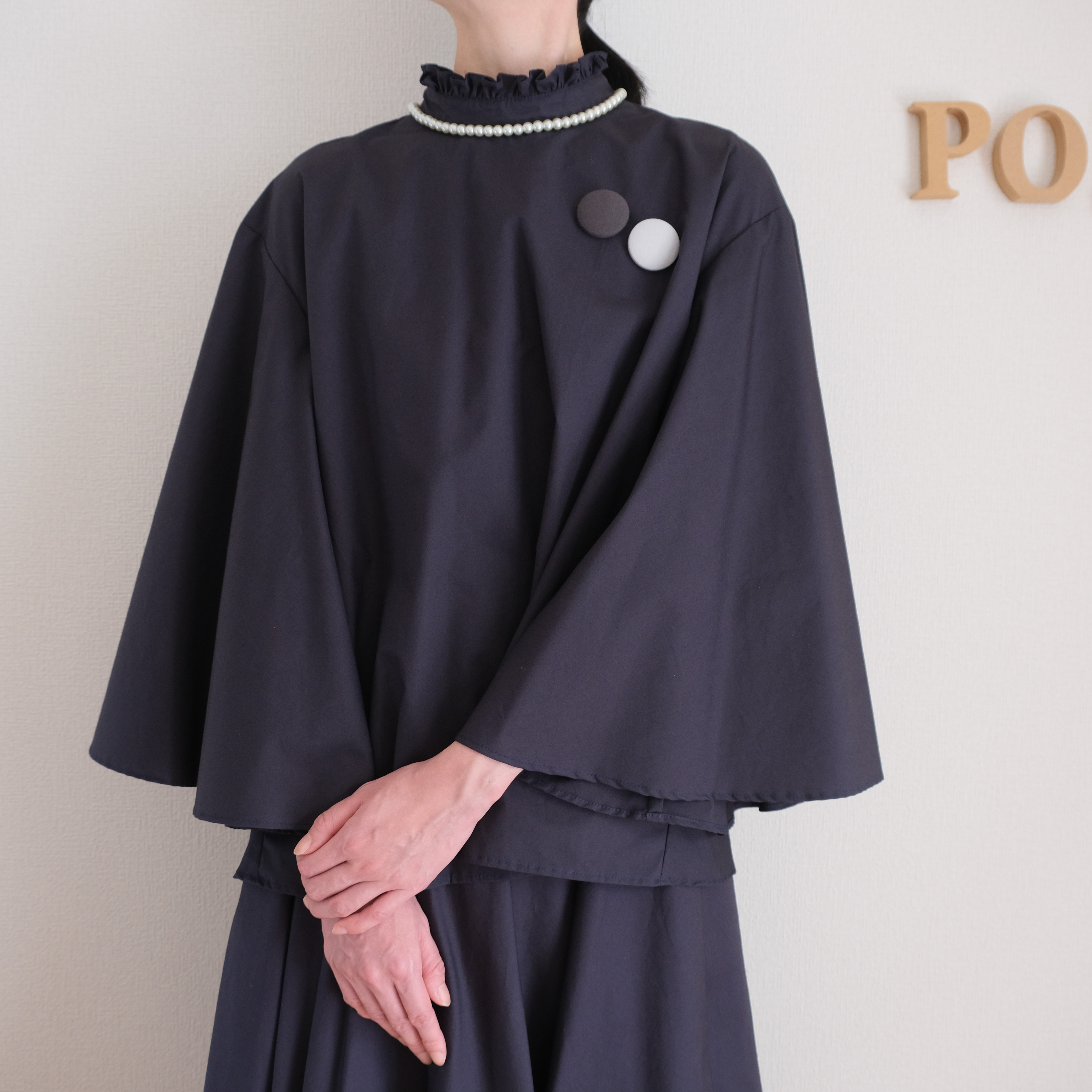 フォーマルシーンにも◯　二の腕カバー叶う　フリルカラーたっぷりフレアスリーブブラウス