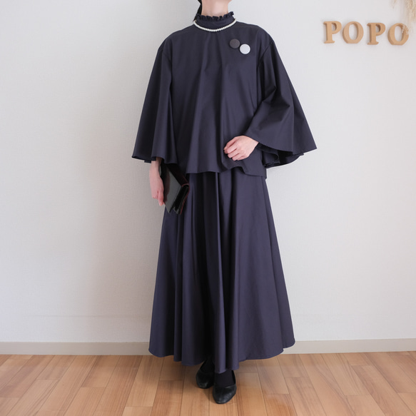 這款套裝非常適合日常穿著或畢業/入學典禮等場合。可機洗，內含荷葉邊領口、喇叭袖襯衫和圓裙。修身顯瘦。 第1張的照片