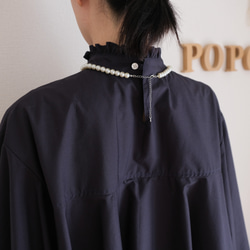這款套裝非常適合日常穿著或畢業/入學典禮等場合。可機洗，內含荷葉邊領口、喇叭袖襯衫和圓裙。修身顯瘦。 第6張的照片