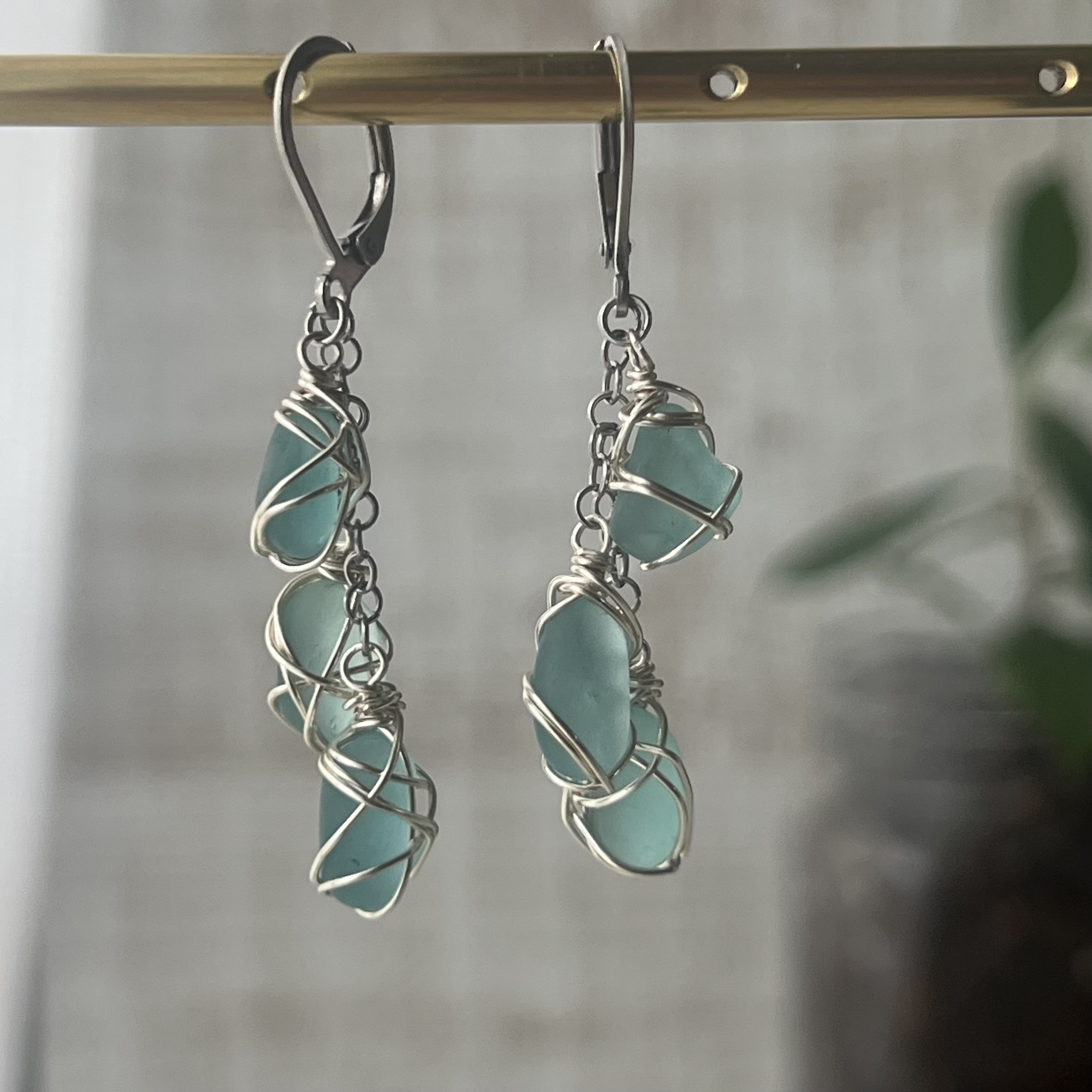 海や空の青を想う雫シーグラスのピアス -海色-