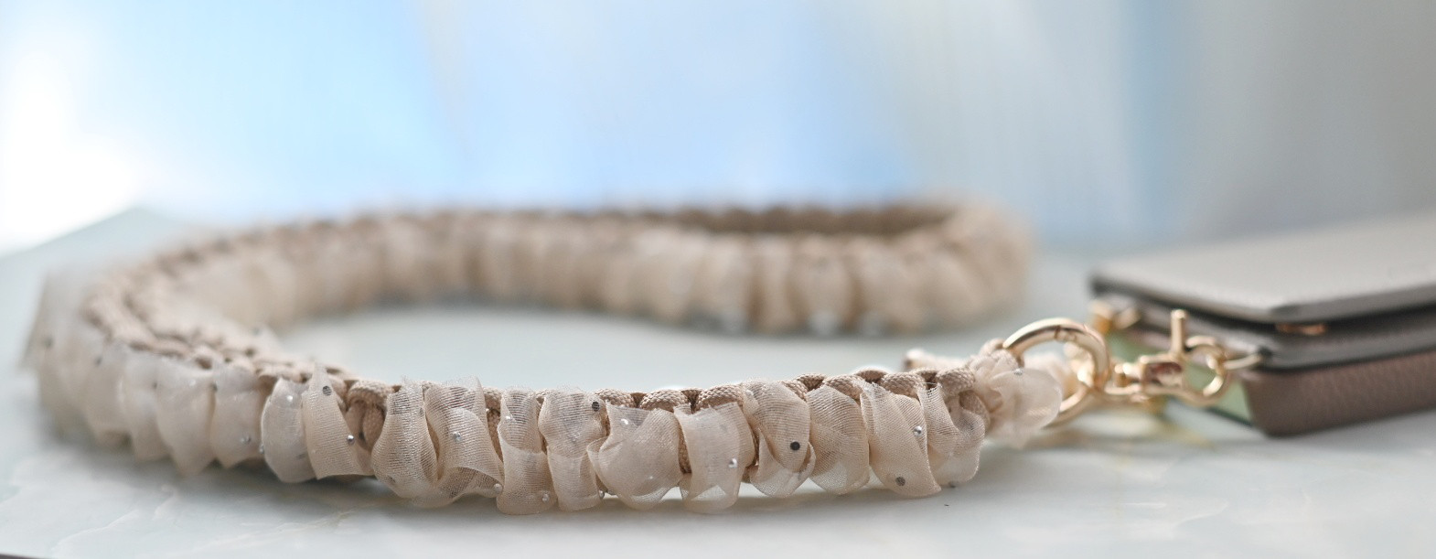 上品きれいめスマホショルダーストラップ　チュール　リボン　フリル　ベージュ　アイボリー　大人可愛いパラコード　結婚式