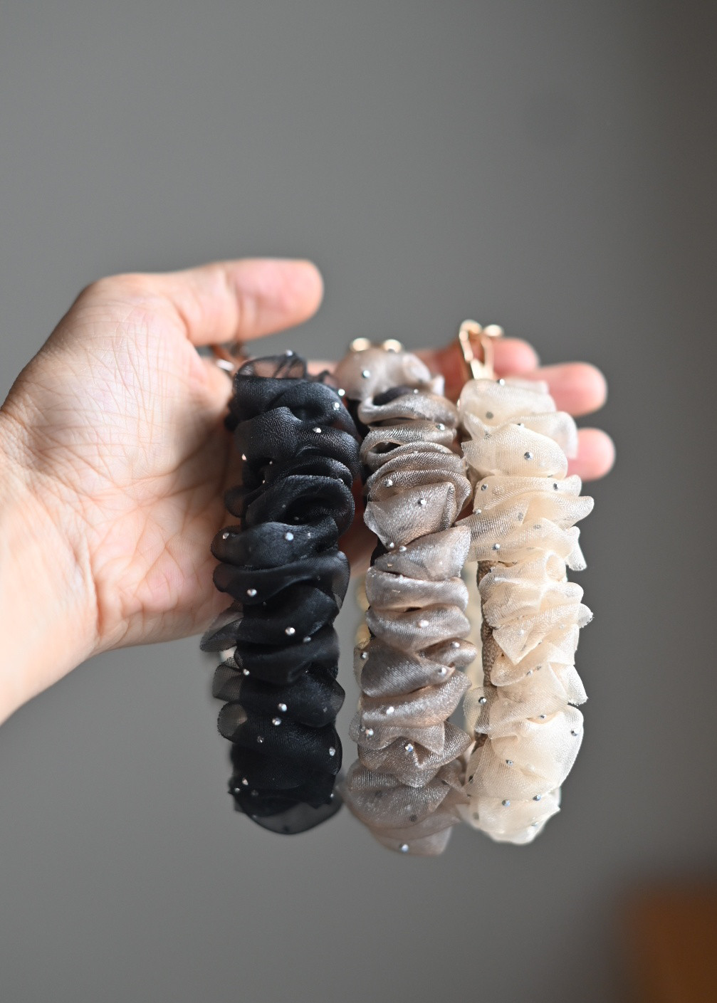 上品きれいめスマホショルダーストラップ　チュール　リボン　フリル　ベージュ　アイボリー　大人可愛いパラコード　結婚式