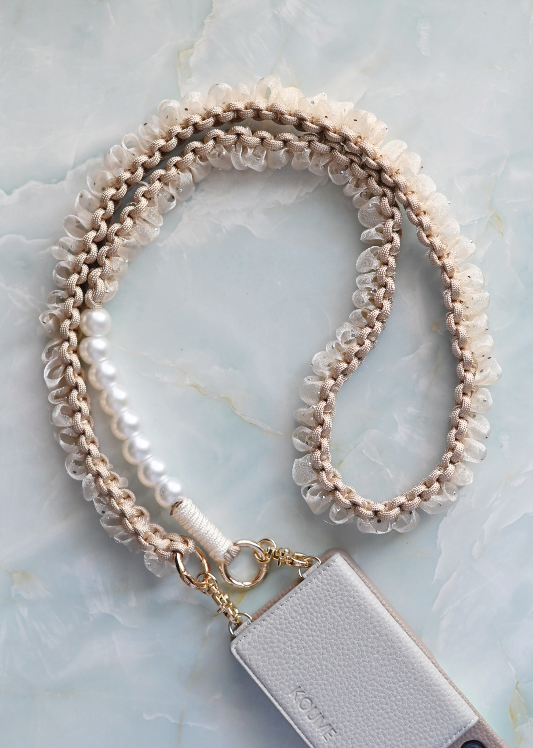 上品きれいめスマホショルダーストラップ　チュール　リボン　フリル　ベージュ　アイボリー　大人可愛いパラコード　結婚式