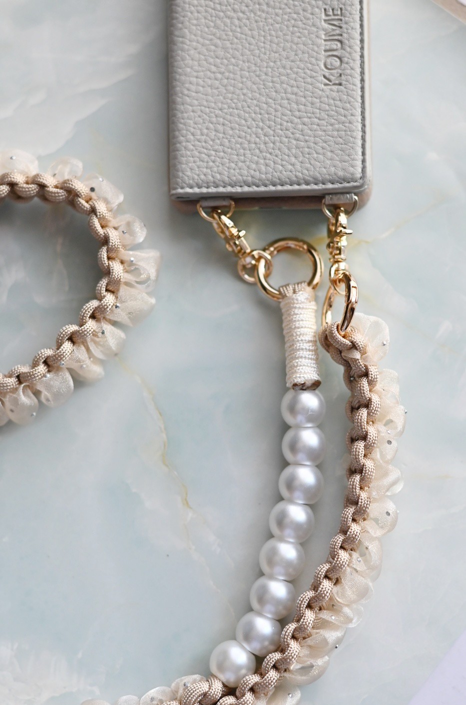 上品きれいめスマホショルダーストラップ　チュール　リボン　フリル　ベージュ　アイボリー　大人可愛いパラコード　結婚式